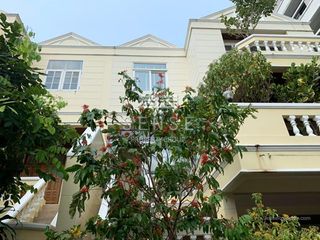 À louer 4 chambres maison de ville à Watthana, Bangkok