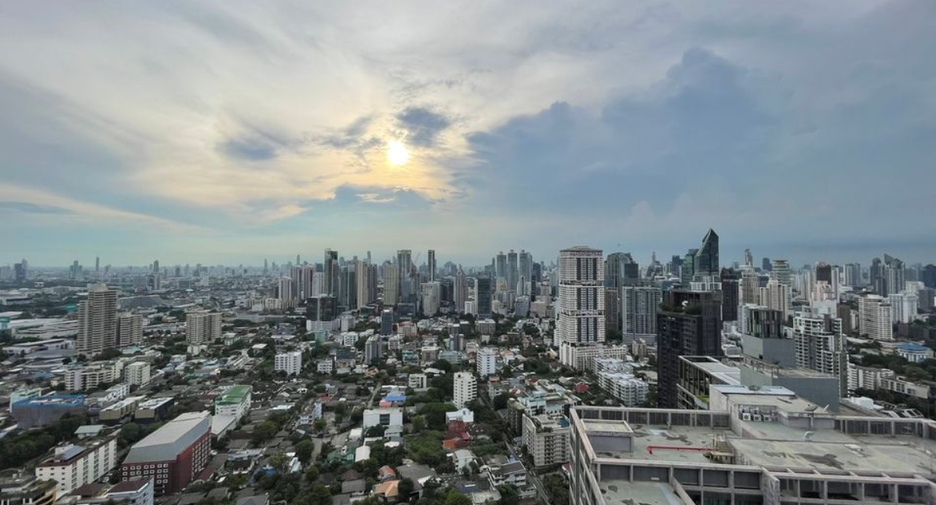 For sale 1 bed condo in Khlong Toei, Bangkok