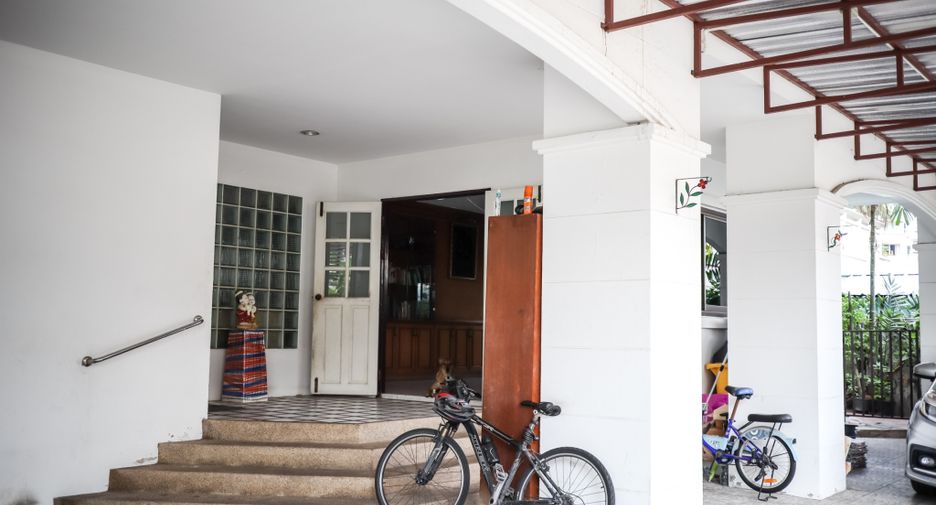 For sale 10 Beds house in Sathon, Bangkok