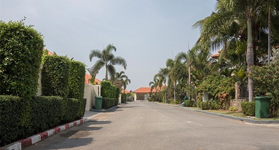 For sale 4 bedrooms house in East Pattaya, Pattaya