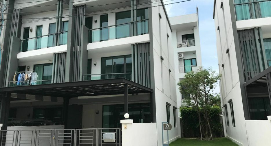 For sale 3 Beds townhouse in Taling Chan, Bangkok