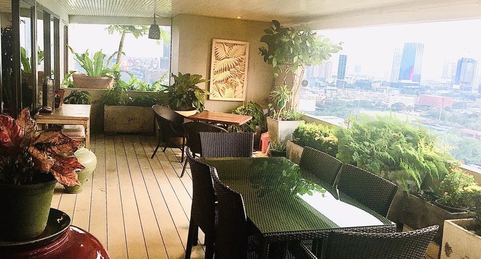 For sale 3 bedrooms condo in Khlong Toei, Bangkok