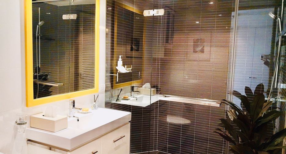 For sale 3 bedrooms condo in Khlong Toei, Bangkok