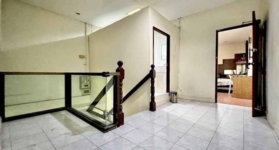 For sale 3 bed townhouse in Phra Khanong, Bangkok