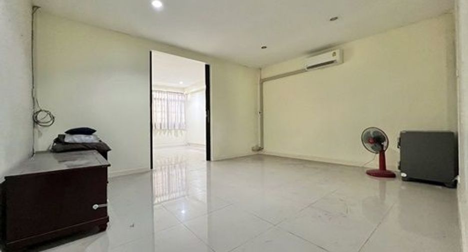 For sale 3 Beds townhouse in Phra Khanong, Bangkok