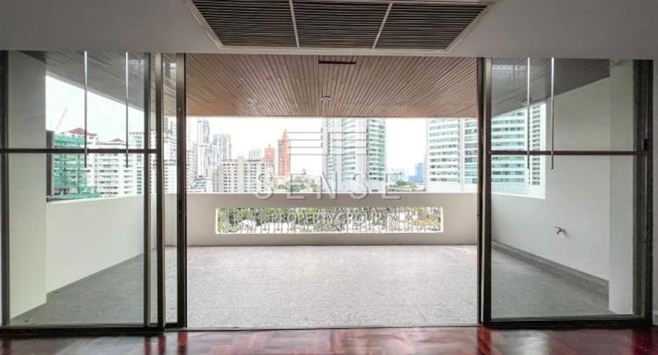 For rent 3 bedrooms condo in Khlong Toei, Bangkok