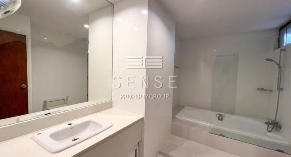 For rent 3 bedrooms condo in Khlong Toei, Bangkok
