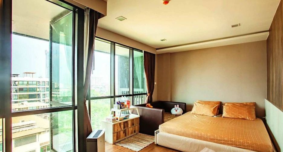 For sale 3 bed condo in Phra Khanong, Bangkok