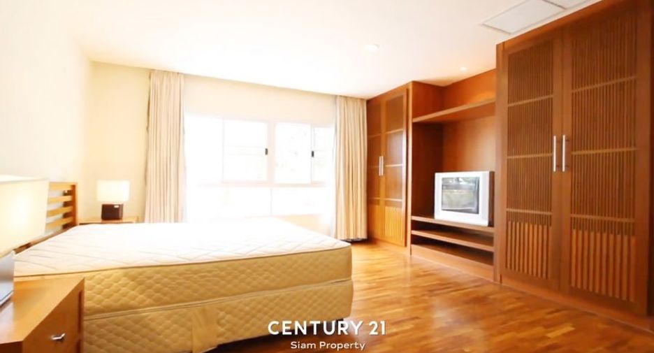 For rent 3 bedrooms condo in Sathon, Bangkok