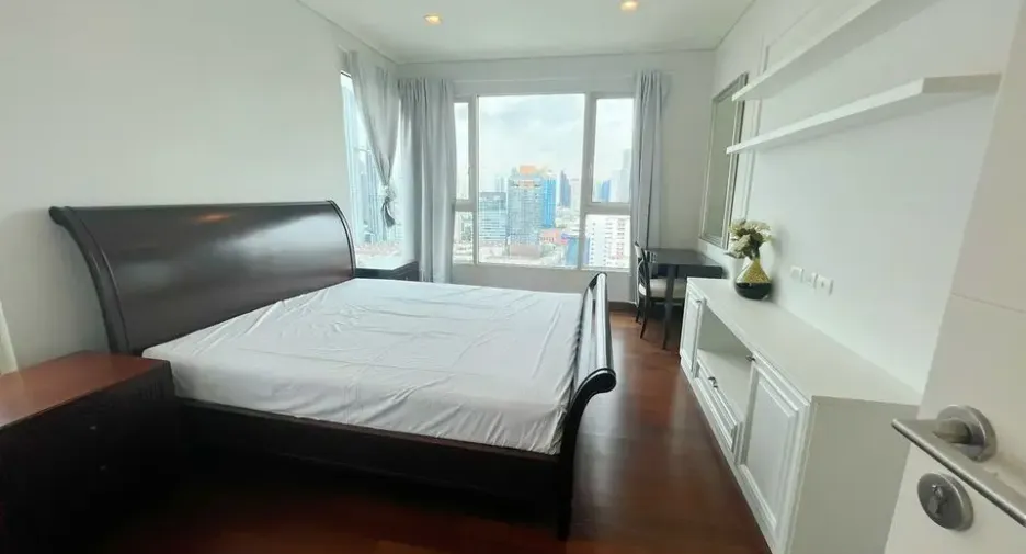 For rent 4 bedrooms condo in Watthana, Bangkok