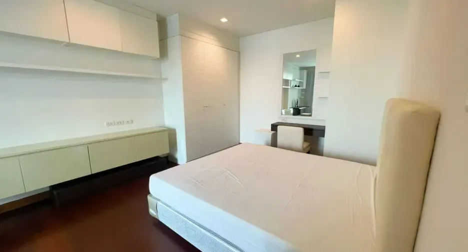For rent 4 bedrooms condo in Watthana, Bangkok