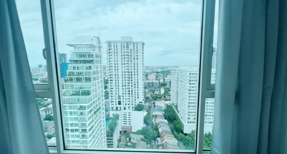 For rent 4 bedrooms condo in Watthana, Bangkok