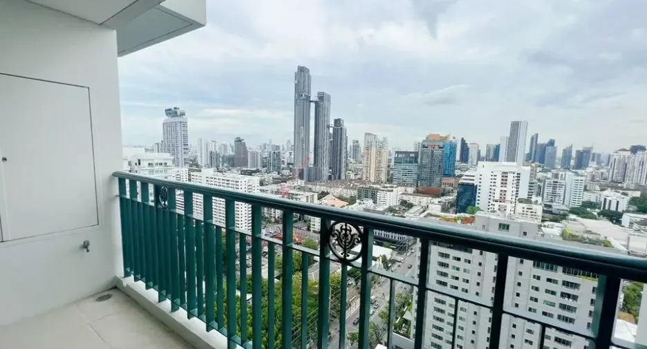 For rent 4 bedrooms condo in Watthana, Bangkok