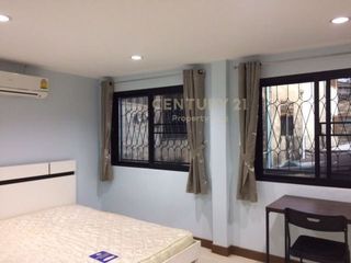 Reihenhaus zur Miete mit 5 Zimmer in Huai Khwang, Bangkok