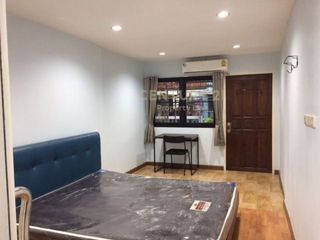 Reihenhaus zur Miete mit 5 Zimmer in Huai Khwang, Bangkok