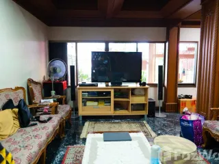 For sale 5 bed townhouse in Khlong Toei, Bangkok