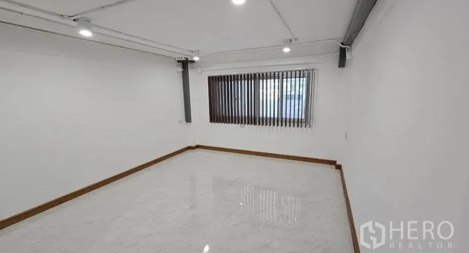 For rent office in Phra Khanong, Bangkok