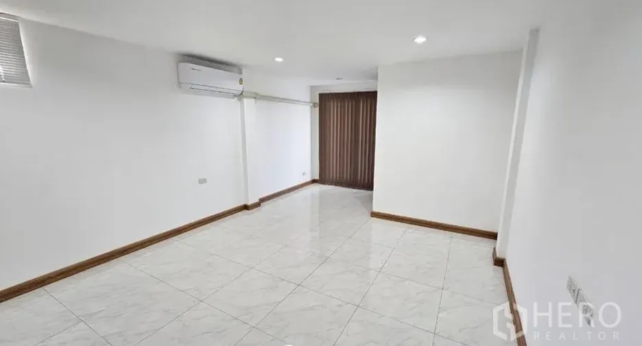 For rent office in Phra Khanong, Bangkok