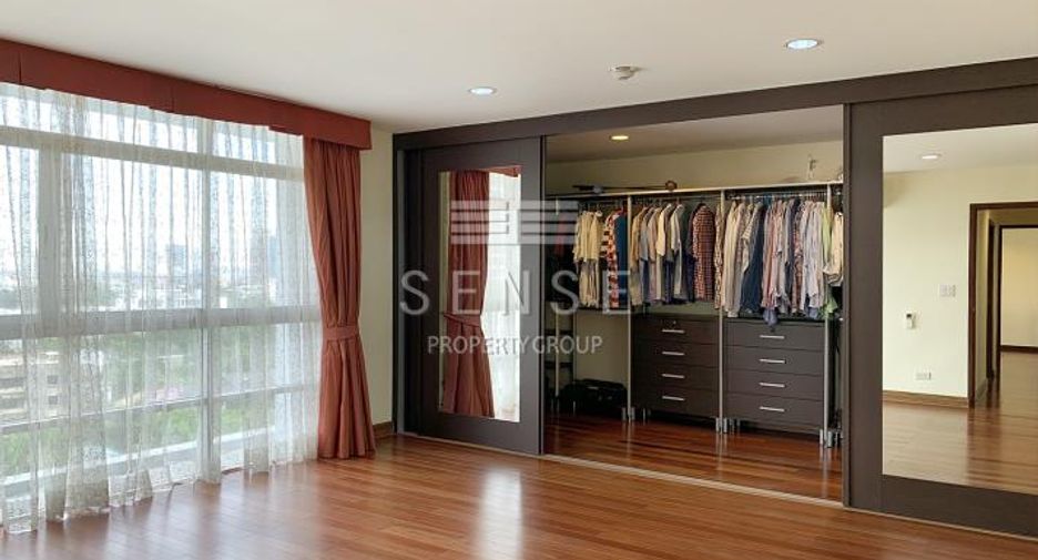 For sale 3 bedrooms condo in Watthana, Bangkok