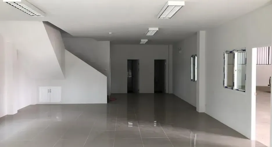 For rent warehouse in Mueang Samut Prakan, Samut Prakan