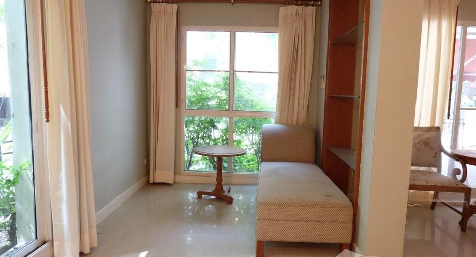For rent 4 bed townhouse in Watthana, Bangkok