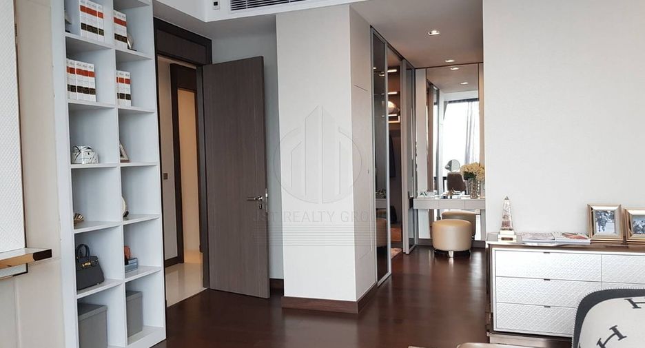 For sale 3 bed condo in Khlong Toei, Bangkok