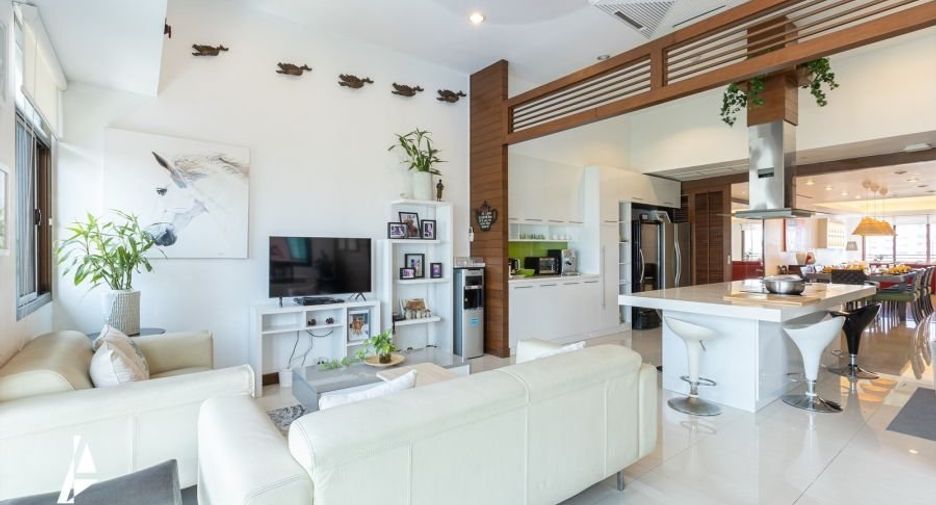 For sale 4 bedrooms condo in Watthana, Bangkok