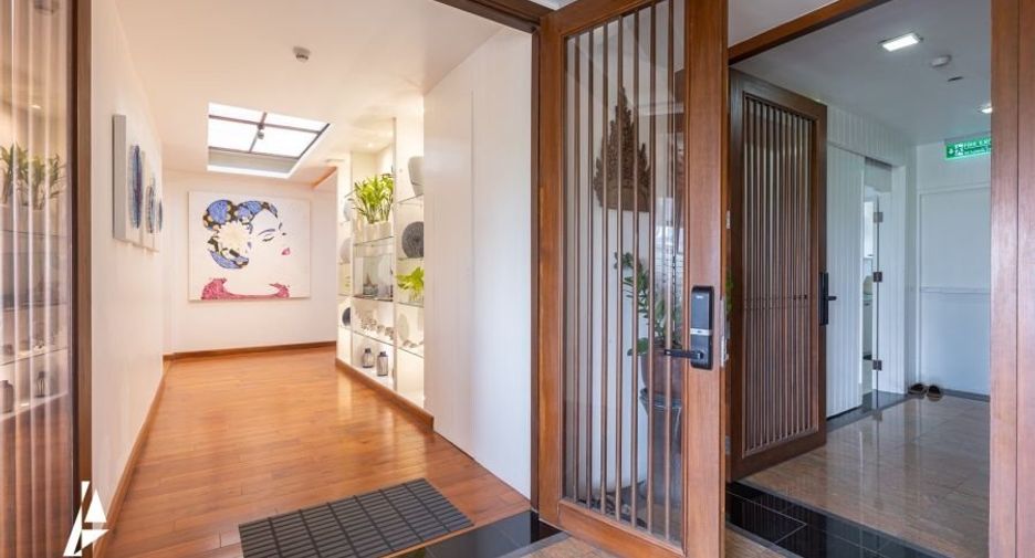 For sale 4 bedrooms condo in Watthana, Bangkok