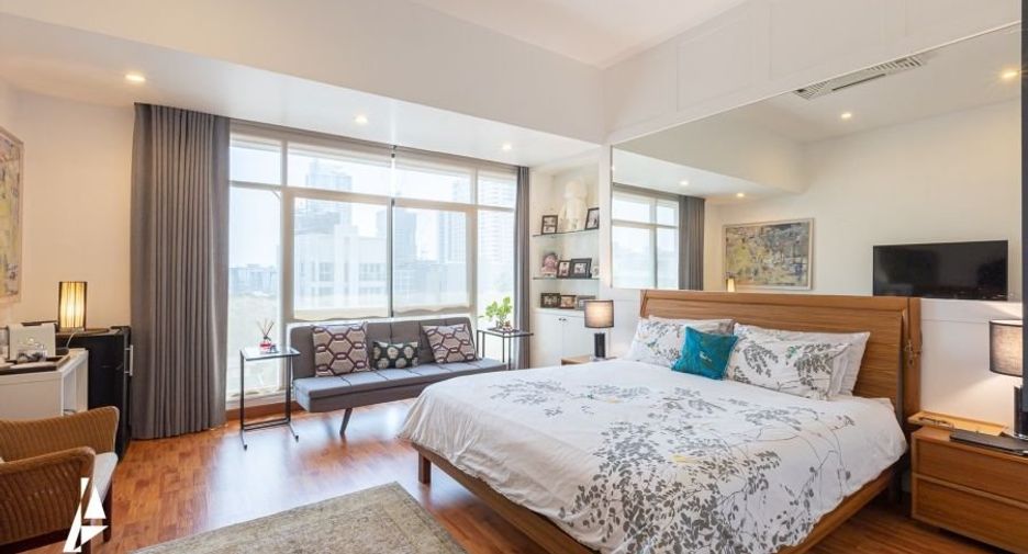 For sale 4 bedrooms condo in Watthana, Bangkok