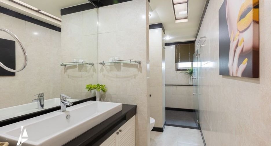 For sale 4 bedrooms condo in Watthana, Bangkok