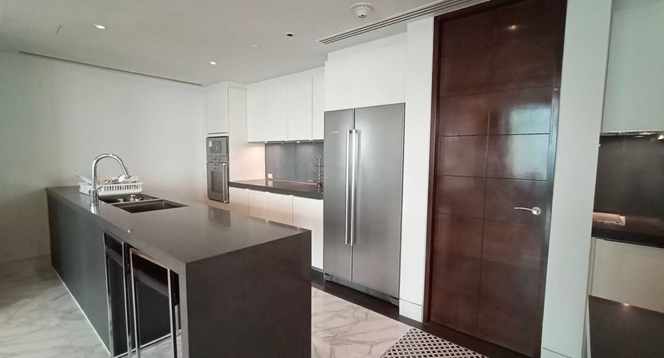Condo en alquiler de 3 habitaciones en Pathum Wan, Bangkok