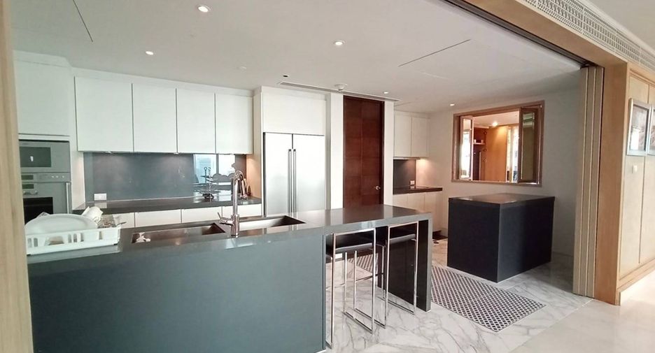 Condo en alquiler de 3 habitaciones en Pathum Wan, Bangkok