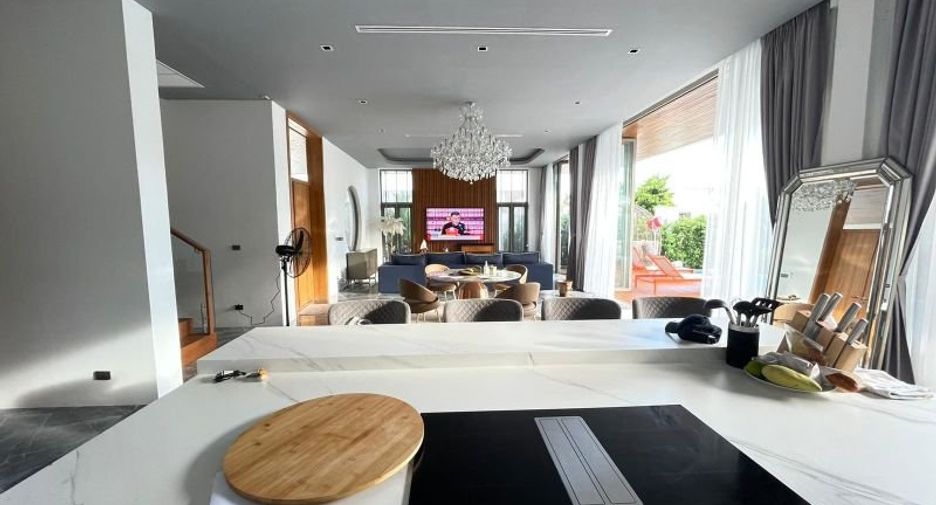 Villa en alquiler y en venta de 4 habitaciones en Mueang Phuket, Phuket