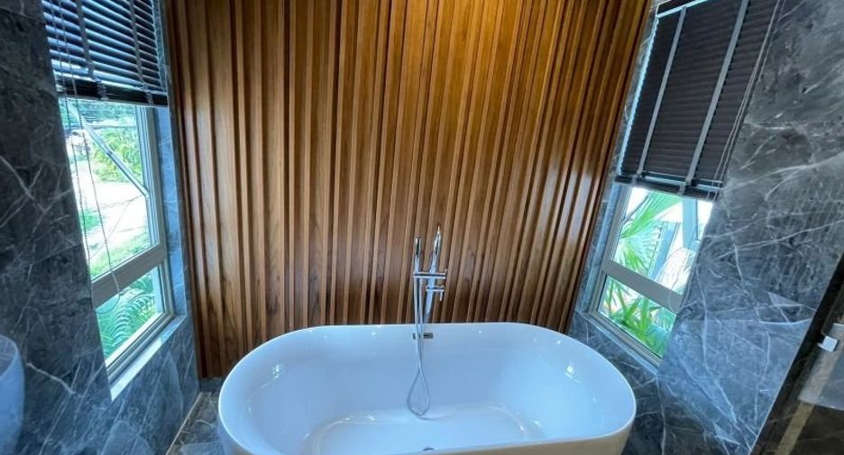 Villa en alquiler y en venta de 4 habitaciones en Mueang Phuket, Phuket
