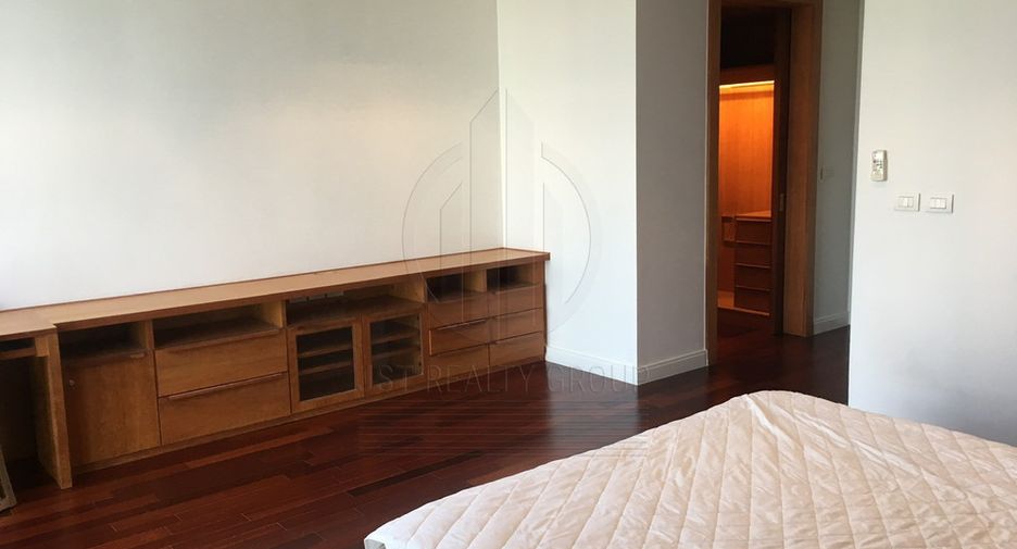 For rent 4 bedrooms condo in Pathum Wan, Bangkok