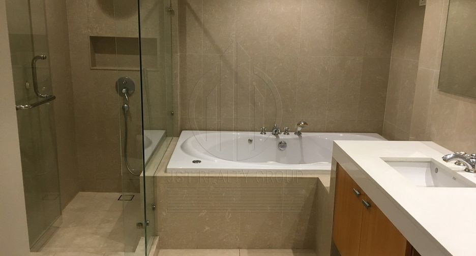 For rent 4 bedrooms condo in Pathum Wan, Bangkok