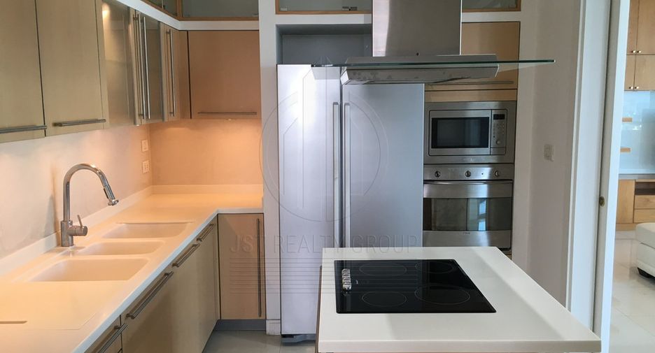 For rent 4 bedrooms condo in Pathum Wan, Bangkok