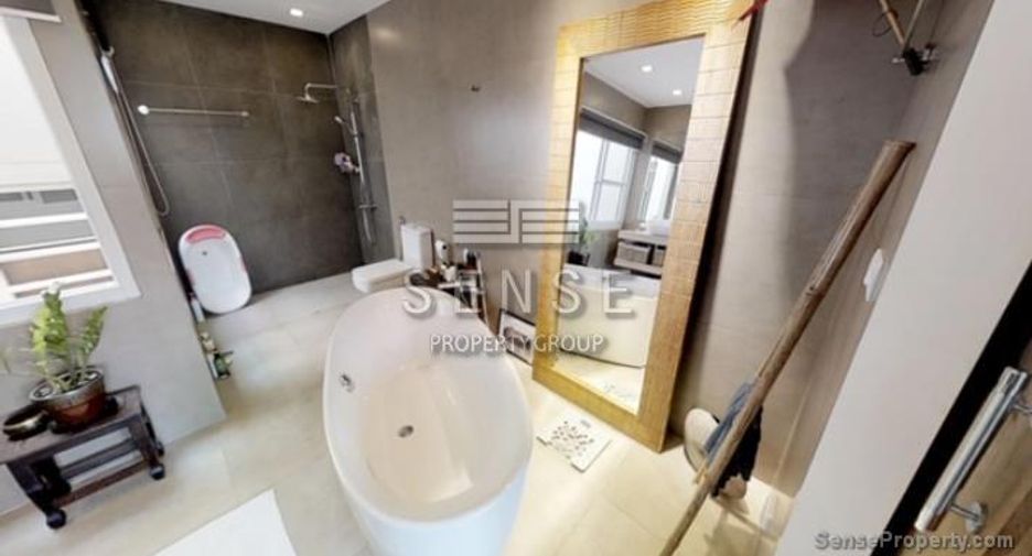 For rent 4 bed townhouse in Sathon, Bangkok