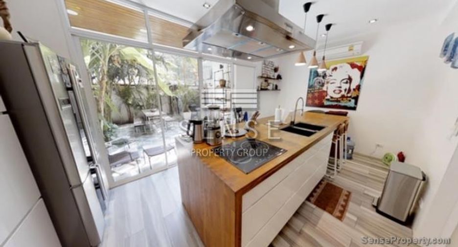 For rent 4 bedrooms townhouse in Sathon, Bangkok