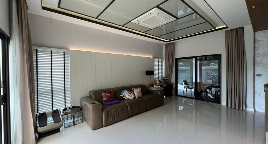 For rent 2 bed townhouse in Saphan Sung, Bangkok