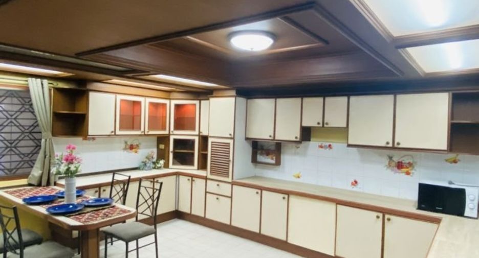 For rent 4 ベッドルーム house in Phra Nakhon, Bangkok