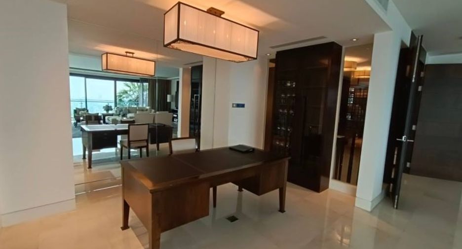 Condo en alquiler y en venta de 4 habitaciones en Pathum Wan, Bangkok