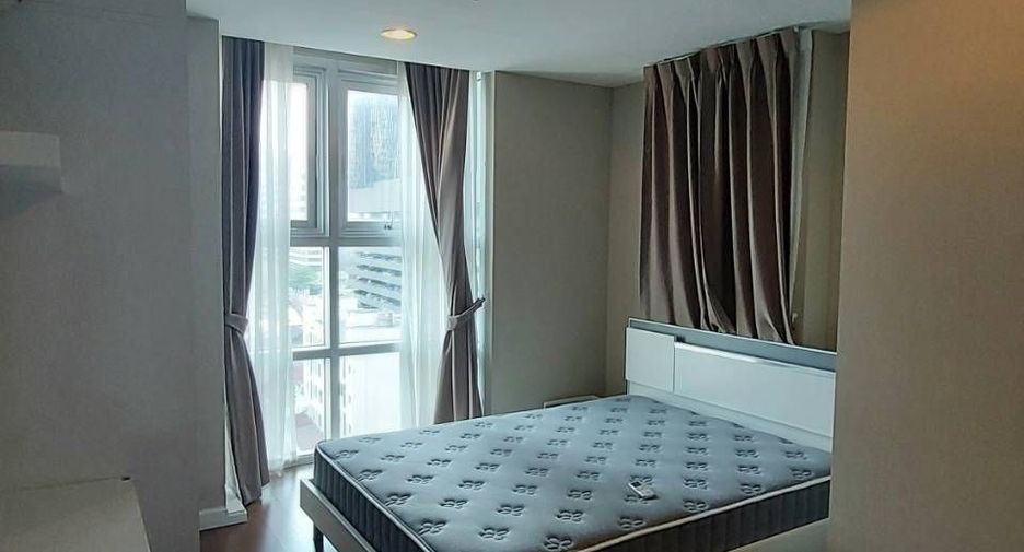 For rent 5 Beds condo in Huai Khwang, Bangkok