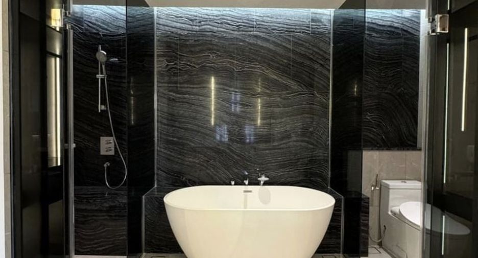 For rent 2 bed condo in Watthana, Bangkok