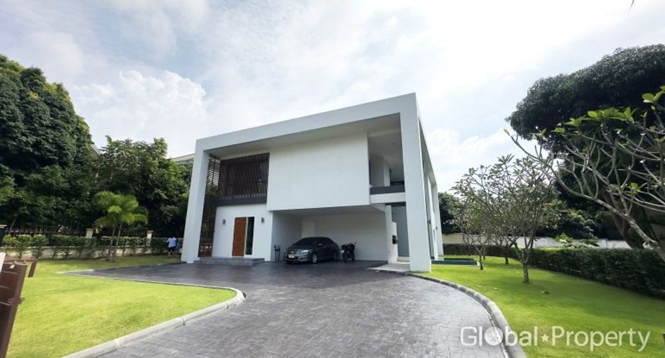 For sale 4 bedrooms house in Sattahip, Chonburi