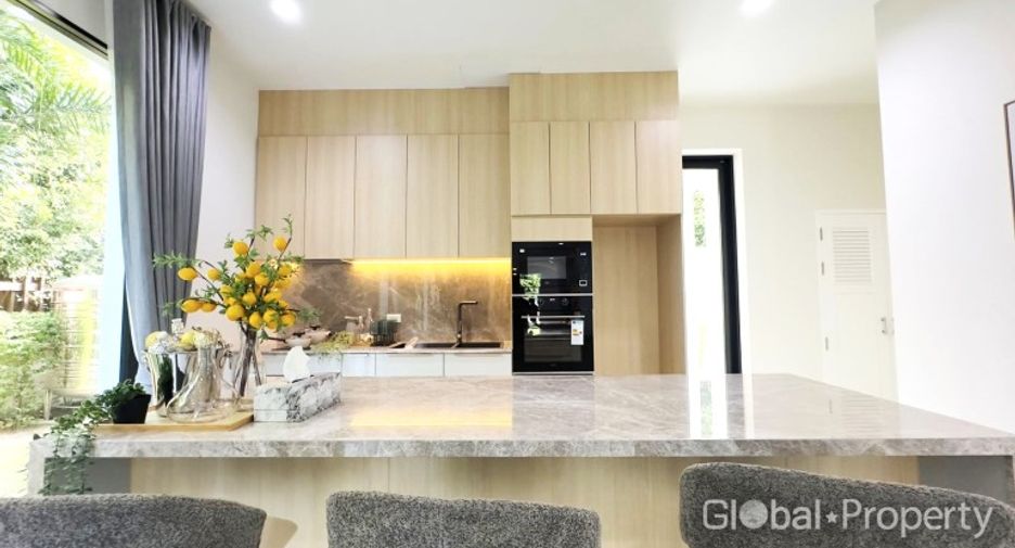 For sale 4 bedrooms house in Sattahip, Chonburi