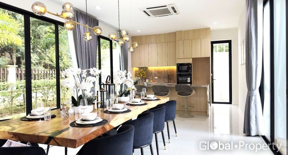 For sale 4 bedrooms house in Sattahip, Chonburi