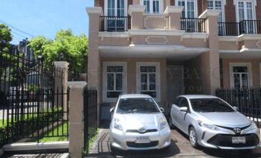 For rent 4 bedrooms townhouse in Watthana, Bangkok