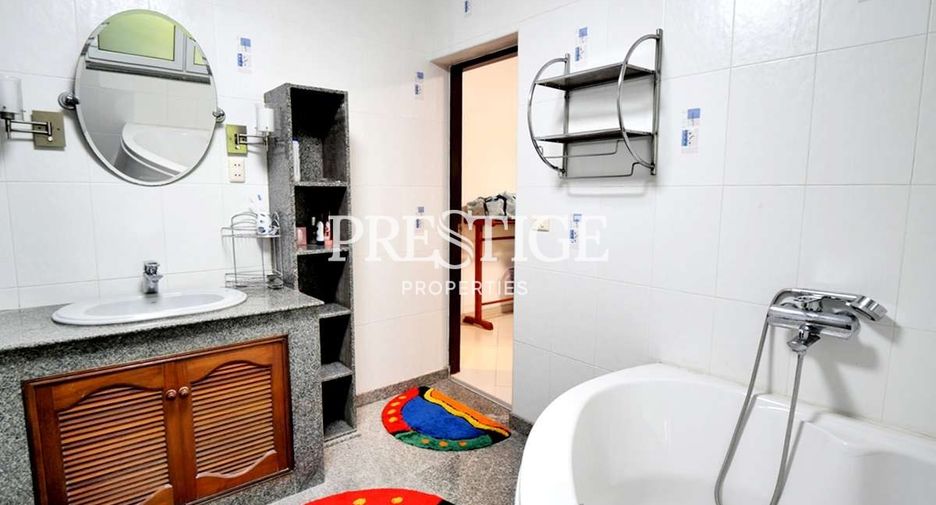 For sale 4 bedrooms house in Sattahip, Chonburi