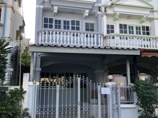 For rent 3 bed townhouse in Bangkok Noi, Bangkok